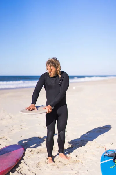 Surfista Con Pinne Bodyboard Tuta Idro Sulla Riva Dell Oceano — Foto Stock