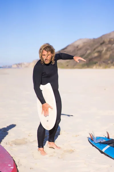 Surfista Con Pinne Bodyboard Tuta Idro Sulla Riva Dell Oceano — Foto Stock