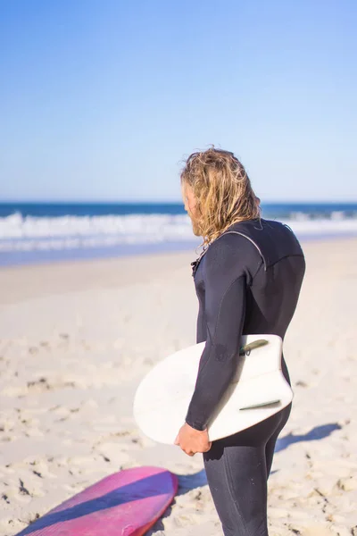 Szörfös Ütők Egy Bodyboard Óceán Partján Hydro Öltönyt — Stock Fotó