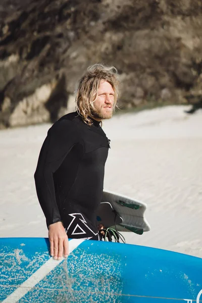 Surfista Con Pinne Bodyboard Tuta Idro Sulla Riva Dell Oceano — Foto Stock