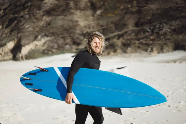 Surfista Con Pinne Bodyboard Tuta Idro Sulla Riva Dell Oceano — Foto Stock