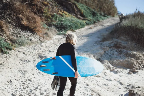 Surfista Con Pinne Bodyboard Tuta Idro Sulla Riva Dell Oceano — Foto Stock