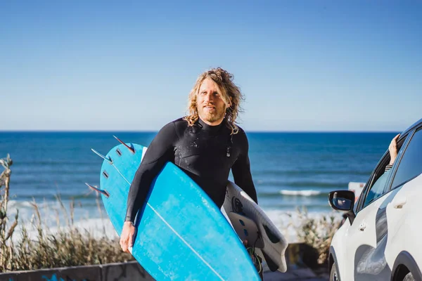 Surfista Com Uma Prancha Comunica Com Amigos Por Surfistas — Fotografia de Stock