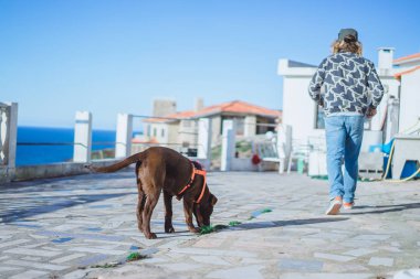 Okyanusun kenarında bir ev erkekte