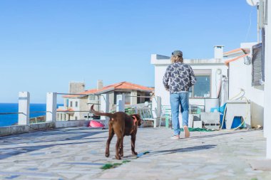 Okyanusun kenarında bir ev erkekte