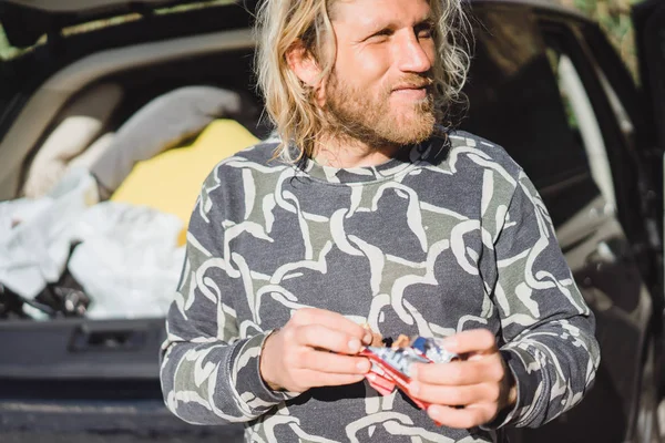 Mann Mit Langen Weißen Haaren Baseballmütze Blick Die Ferne Ein — Stockfoto