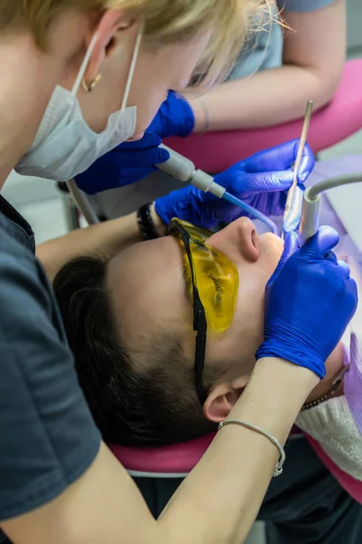 Mladík Recepci Zubaře Zubní Ordinace Profesionální Ústní Hygiena Zubní Vyšetření — Stock fotografie