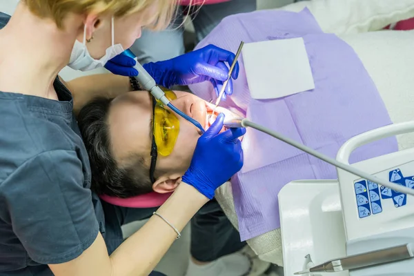 Junger Mann Der Rezeption Beim Zahnarzt Zahnarztpraxis Professionelle Mundhygiene Zahnarztuntersuchung — Stockfoto