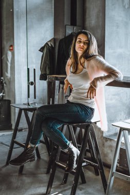 büyüleyici bir gülümseme ve bir iç çatı katı tarzında bir kafede kahve içme ifade kahverengi gözlü güzel esmer kız