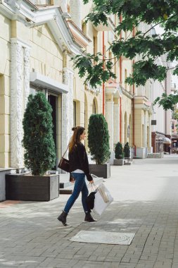uzun saç ve bir büyük paket alışveriş ile anlamlı gözleri güzel esmer kız