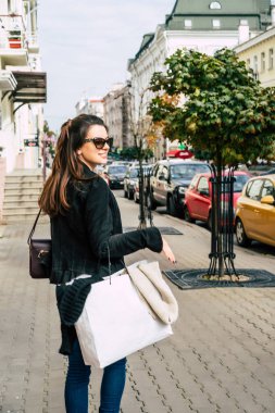 uzun saç ve bir büyük paket alışveriş ile anlamlı gözleri güzel esmer kız