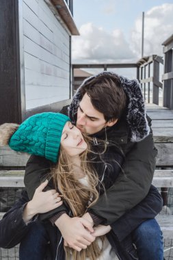 genç bir çift hafta sonları deniz kenarı soğuk Baltık Denizi, kumsalı, sıcak ceketler, Aile hafta sonu erkek ve kadın plajda çalışan harcama aşık.