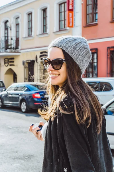 Una Bella Ragazza Bruna Occhiali Sole Berretto Maglia Affascinante Sorriso — Foto Stock