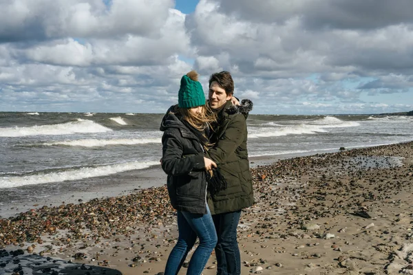 Jovem Casal Apaixonado Passar Fins Semana Costa Mar Báltico Frio — Fotografia de Stock