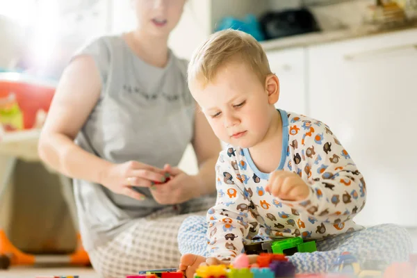 Pojke Barn Leker Med Sin Mor Färg Barns Byggsats Detaljerna — Stockfoto