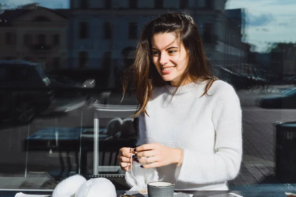 Beautiful Brunette Girl Long Hair Engaged Knitting City Cafe Favorite — Stock Photo, Image