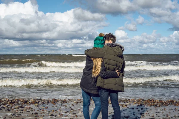 Una Joven Pareja Enamorada Pasar Los Fines Semana Costa Del — Foto de Stock