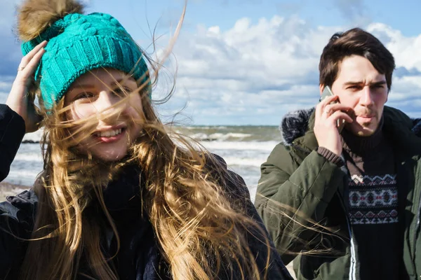 Jovem Casal Apaixonado Passar Fins Semana Costa Mar Báltico Frio — Fotografia de Stock