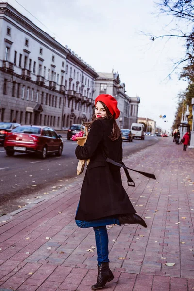 Young Beautiful Girl Frenchwoman Brunette Red Beret Black Coat Goes — Stock Photo, Image