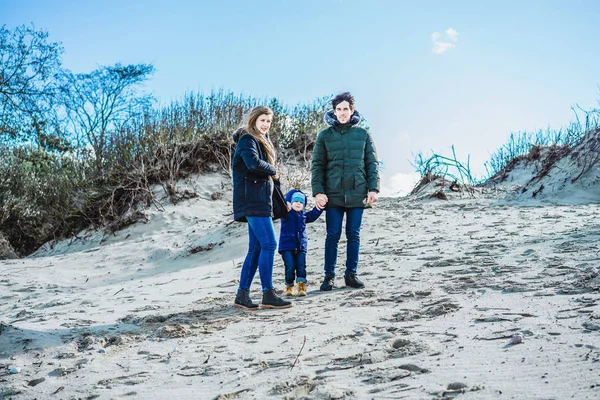 Młode Rodziny Dziećmi Spędza Weekend Nad Brzegiem Zimne Morza Bałtyckiego — Zdjęcie stockowe
