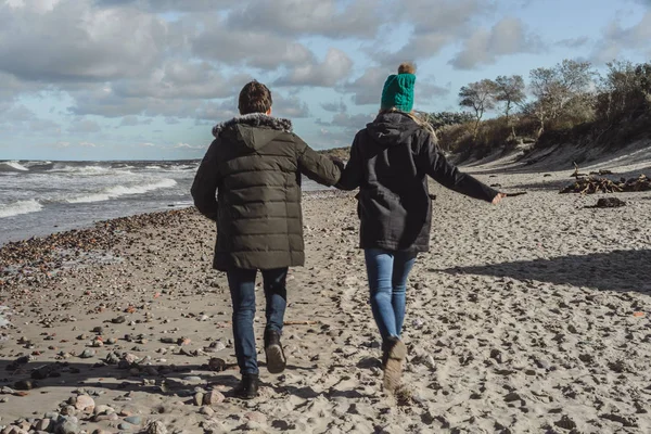 Jovem Casal Apaixonado Passar Fins Semana Costa Mar Báltico Frio — Fotografia de Stock