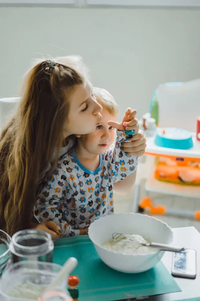 Jongen Kind Pyjama Ochtend Met Mam Koken Appeltaart Keuken Spelen — Stockfoto