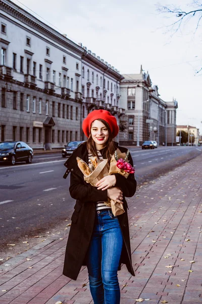 Młoda Piękna Dziewczyna Francuzka Brunetka Czerwony Beret Czarny Płaszcz Idzie — Zdjęcie stockowe