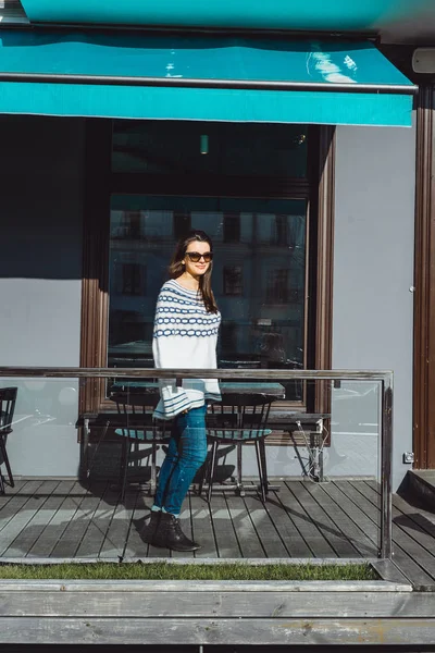 Bela Menina Morena Óculos Sol Pulôver Malha Acolhedor Posando Terraço — Fotografia de Stock