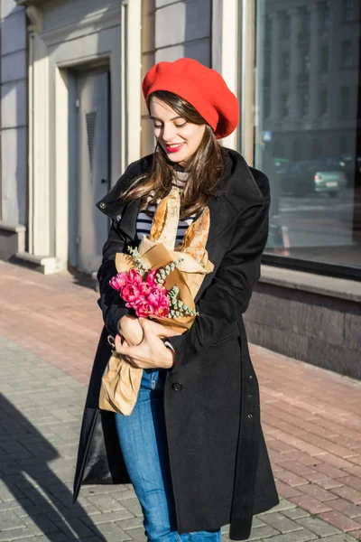 Jeune Belle Fille Française Brune Béret Rouge Manteau Noir Longe — Photo