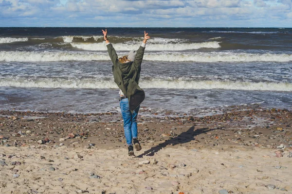 Fată Păr Lung Într Jachetă Caldă Mergând Lungul Plajei Mării — Fotografie, imagine de stoc