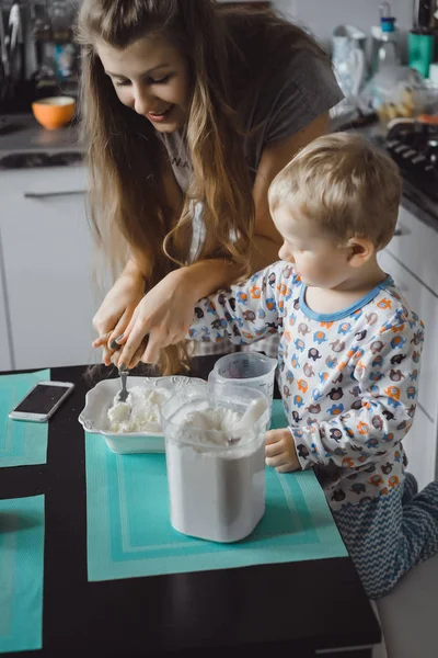 Jongen Kind Pyjama Ochtend Met Mam Koken Appeltaart Keuken Spelen — Stockfoto