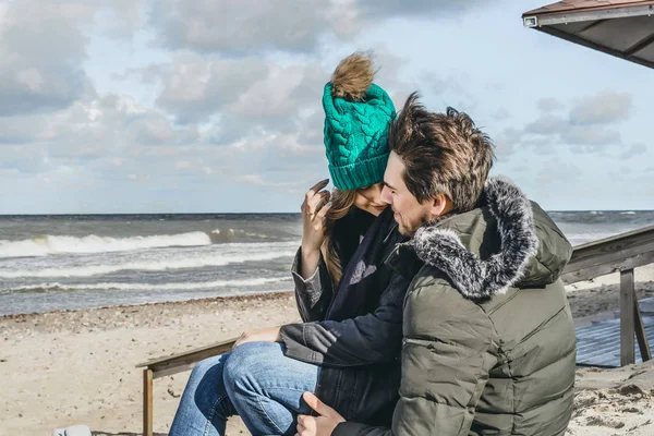 Jovem Casal Apaixonado Passar Fins Semana Costa Mar Báltico Frio — Fotografia de Stock