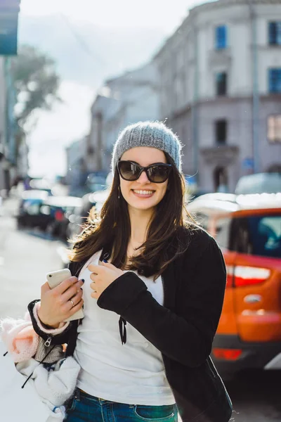 Uma Linda Garota Morena Óculos Sol Boné Malha Sorriso Bonito — Fotografia de Stock