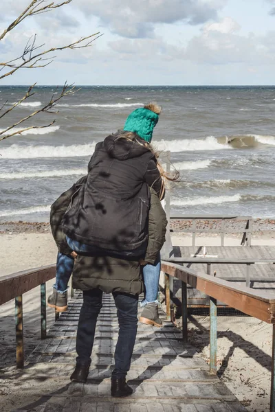 Jovem Casal Apaixonado Passar Fins Semana Costa Mar Báltico Frio — Fotografia de Stock