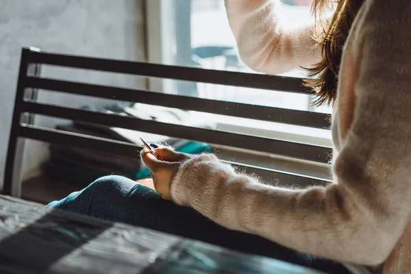 Schöne Brünette Mädchen Mit Langen Haaren Ist Stricken Einem Stadtcafé — Stockfoto