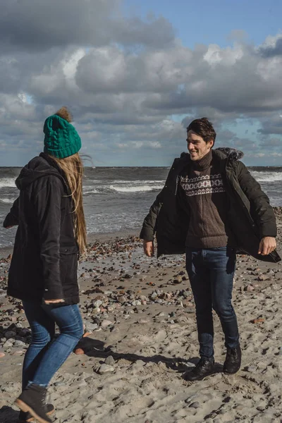 Jovem Casal Apaixonado Passar Fins Semana Costa Mar Báltico Frio — Fotografia de Stock