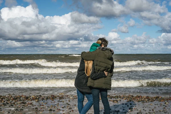 Genç Bir Çift Hafta Sonları Deniz Kenarı Soğuk Baltık Denizi — Stok fotoğraf