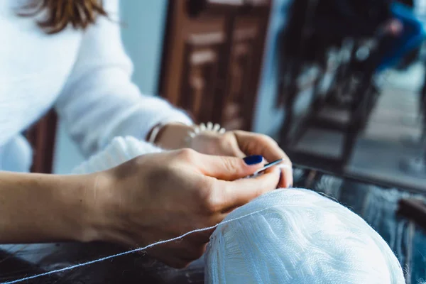 Mooie Brunette Meisje Met Lange Haren Betrokken Bij Breien Een — Stockfoto