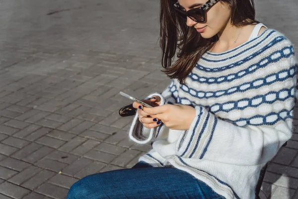 Chica Con Smartphone Sus Manos —  Fotos de Stock