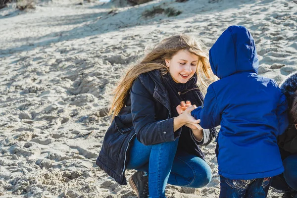 Ung Familj Med Barn Tillbringar Helgen Stranden Den Kalla Östersjön — Stockfoto