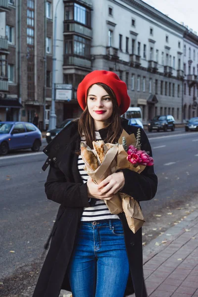 Young Beautiful Girl Frenchwoman Brunette Red Beret Black Coat Goes — Stock Photo, Image