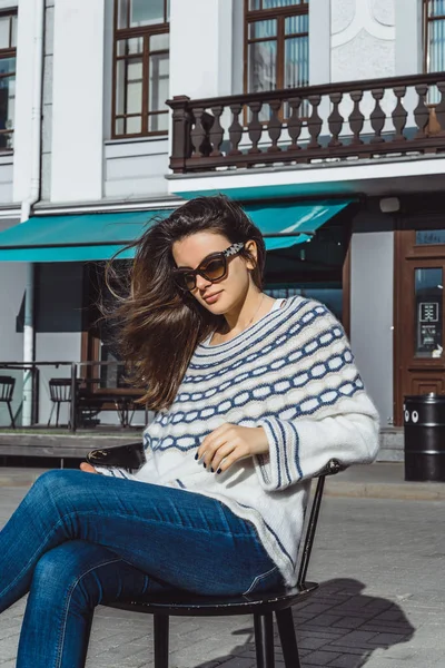 Bela Menina Morena Óculos Sol Pulôver Malha Acolhedor Posando Terraço — Fotografia de Stock