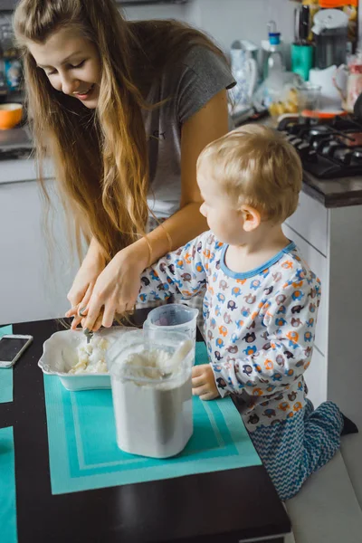 Pojke Barn Pyjamas Morgonen Med Mamma Matlagning Äppelpaj Köket Och — Stockfoto