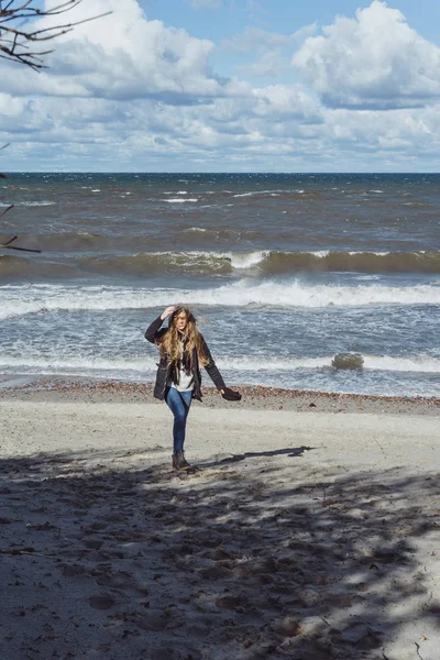 Chica Con Pelo Largo Una Chaqueta Caliente Caminando Largo Playa — Foto de Stock