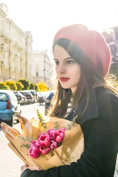 Young Beautiful Girl Frenchwoman Brunette Red Beret Black Coat Goes — Stock Photo, Image