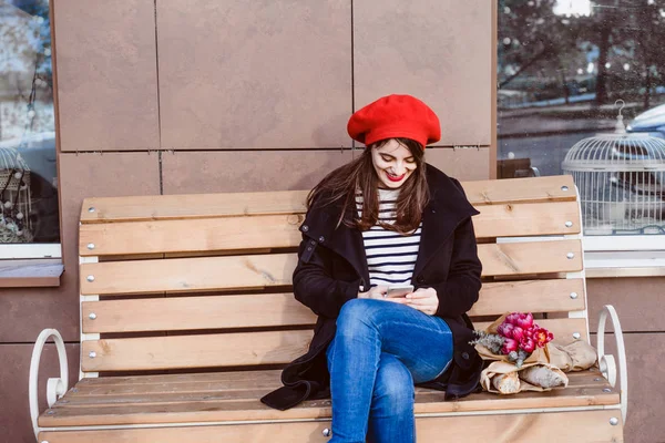 Kırmızı Bere Güzel Esmer Kadını Sokakta Bankta Oturur Selfie Yapar — Stok fotoğraf
