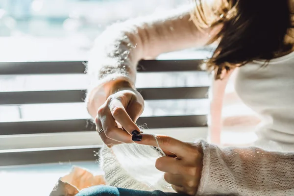 Schöne Brünette Mädchen Mit Langen Haaren Ist Stricken Einem Stadtcafé — Stockfoto