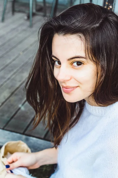 Beautiful Brunette Girl Long Hair Engaged Knitting City Cafe Favorite — Stock Photo, Image