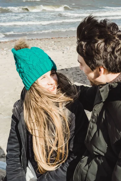 차가운 따뜻한 남자와 여자는 해변에서 사랑에 — 스톡 사진