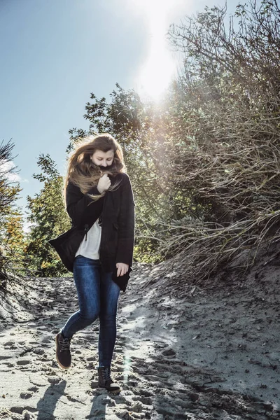 Tjej Med Långt Hår Varm Jacka Promenader Längs Stranden Kallt — Stockfoto